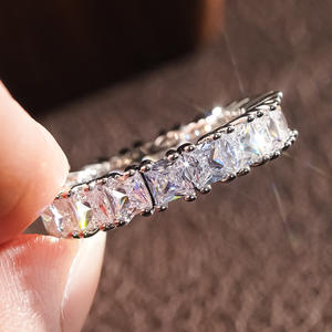 Anillo de Diamante Sintético Corte Princesa A045, Joyería Clásica de Compromiso para Mujer, Equivalente a 1.5 Quilates - Product Image 1