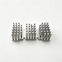 Radiateur en aluminium extrudé à ailettes courtes et carrées, à arrangement uniforme, pour alimentation LED