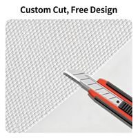 Grande dalle de pierre artificielle blanche à texture tissée, découpe sur mesure pour la décoration murale des salons, chambres, salles de bain et cuisines.