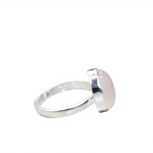 Bague en argent 925 avec quartz rose naturel, pierre précieuse rose, bande large et lisse, cabochon ovale, bijou minimaliste pour elle - Product Image 4