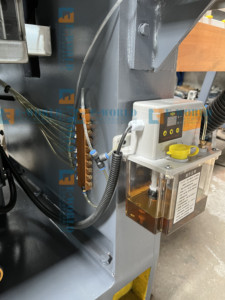 Machine de polissage des bords de miroirs en verre à ligne verticale droite, machine à bords de verre simple face - Product Image 4