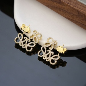 Pendientes de Botón de Alta Gama para Mujer, Estilo Europeo y Americano, Nuevo Diseño Geométrico Hueco, Chapado en Oro de Lujo Ligero, Corte Princesa - Product Image 3