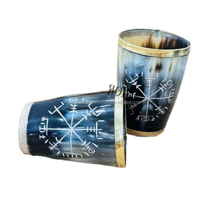 Copa de Cuerno Vikinga Grabada y Pulida, Hecha a Mano con Cuerno Natural de Búfalo, Taza de Cerveza Medieval con Logotipo Personalizado, Tamaño Mediano - Product Image 1