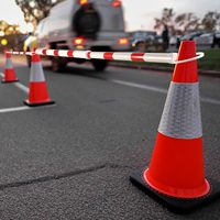 Barrière de sécurité routière rétractable en PVC de haute qualité avec cône et tige de connexion, réfléchissante pour le contrôle du trafic