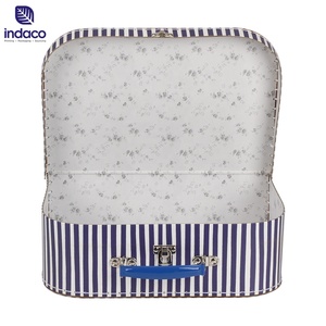 Caja de Regalo Rígida con Forma de Maleta a Rayas Indaco, con Asa, Impresión a Cuatro Colores, Logotipo Personalizado, Embalaje de Cartón - Product Image 3