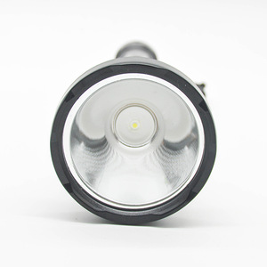 Linterna Táctica de Exploración, Haz de Luz de 1000M, LED Recargable con Zoom, Portátil para Uso en Exteriores - Product Image 2