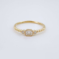 Bague de fiançailles pour femme en or jaune 18 carats plaqué, sertie d'un diamant de laboratoire taille émeraude et d'un accent rond, bordure perlée vintage style Milgrain, haute joaillerie