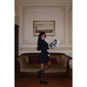 ชุดเซ็ตเสื้อผ้าสแปนเด็กซ์สีดำแบบสองชิ้น กางเกงขาสั้นลำลองยาวเหนือเข่า คอผูกโบว์ แต่งโลโก้ ไซส์ XL สำหรับฤดูใบไม้ผลิ - Product Image 1