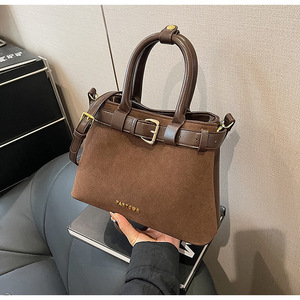 กระเป๋าสตรีแฟชั่นใช้ได้สองแบบมีผิวสีแทนดีไซน์หนังกลับและหนังกลับ - Product Image 3