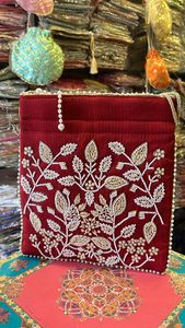 Sac Potli brodé pour femme en soie tribale Banjara de qualité supérieure pour les mariages indiens et les cadeaux de retour Pochette artisanale - Product Image 2