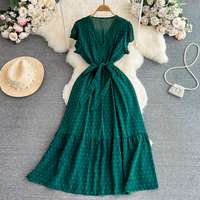 Robe midi élégante à manches courtes bouffantes, col en V, bordure en dentelle, ceinture, pois suisses et ourlet à volants pour le printemps et l'été
