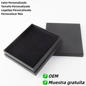 Boîte cadeau dorée avec écharpe - Fabriquée à la main, revêtement UV durable en carton de luxe pour vêtements - Product Image 2