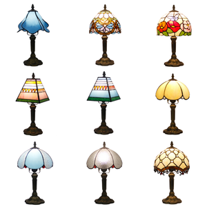 مصباح طاولة زخرفي بسيط على طراز تيفاني من الزجاج الملون، مصنوع يدويًا بأسلوب فني عتيق، إضاءة جانبية للسرير بقاعدة برونزية، ضوء دافئ 3500 كلفن - Product Image 1