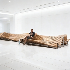 Banc d'extérieur Y868 en bois massif, grande assise courbée pour plusieurs personnes, idéal pour les entrées de bâtiments, les espaces publics et les sièges d'attente. - Product Image 1