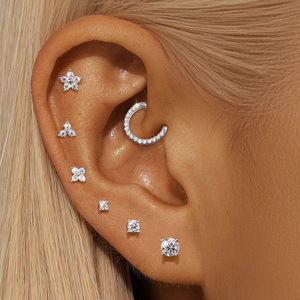 Pendientes de cartílago de plata de ley S925 con moissanita de pétalo de cuatro hojas/triangular de 2mm/3mm/4mm, sencillos y con diseño de hilo. - Product Image 1