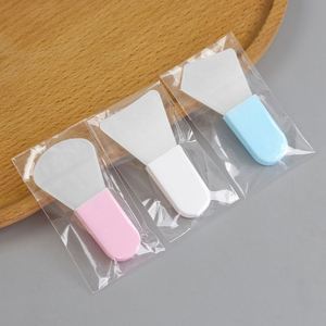 Pinceau de maquillage en silicone pour masque, manche court, nouveau mini applicateur de masque de boue, outil de beauté portable pour le visage, blanc/gris - Product Image 3