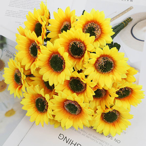 Bouquet de tournesols artificiels Guanyi, fleurs en soie, décoration de mariage, décoration extérieure, décoration de la maison, fabriqué en Chine HG8403-5-22 - Product Image 2