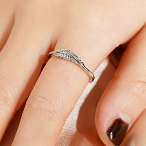 Anillo de boda de acero inoxidable con diseño de plumas T0140, anillo moderno unisex de moda para ocasiones de boda. - Product Image 3