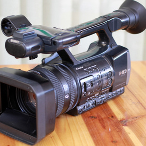 กล้องวิดีโอ Sony HDR-AX2000E 1080P 20× Optical Zoom ระดับมืออาชีพแบบพกพา AVCHD มือสอง - Product Image 1