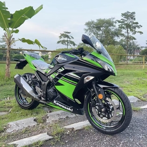 Kawasaki DOHC 8 soupapes Ninja 250 : Agilité, poids à vide de 163 kg, voitures et motos de sport d'occasion - Product Image 2