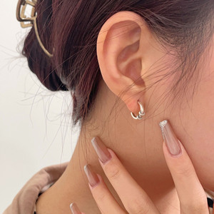 หยินรุ่ยไท่ ต่างหูเงินแท้ S925 รูปทรงโค้ง ดีไซน์ดอกไม้ สำหรับใส่ทุกวัน - Product Image 1