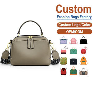 Bolso de hombro de cuero genuino de grano completo – Cuero de grano de lichi fino, silueta cuadrada minimalista con correas con diseño de flechas - Product Image 1