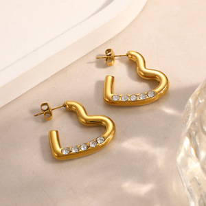 Pendientes de botón con forma de corazón, chapados en oro de 18k, con engaste de bisel e incrustaciones de diamantes, para uso diario. - Product Image 3