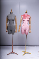 Mannequin de présentation femme demi-corps recouvert de tissu avec bras en bois et support trépied pour vitrine de magasin de vêtements - Vente en gros