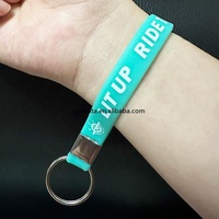 Porte-clés en silicone personnalisé en gros, bracelet porte-clés en caoutchouc avec logo, porte-clés / bracelets en silicone