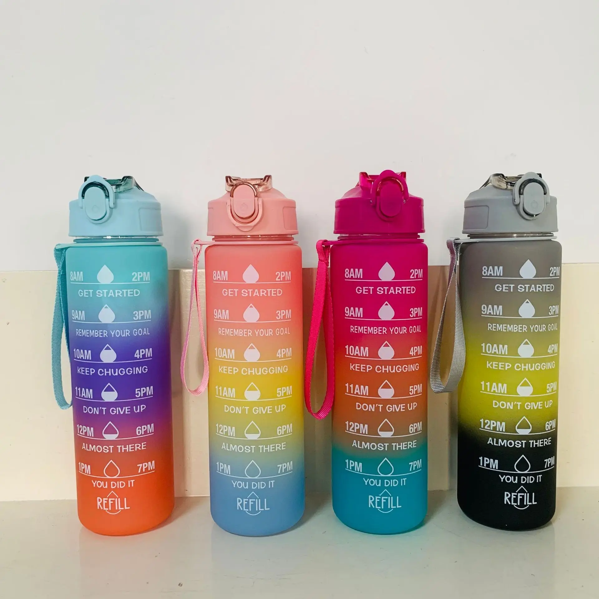 Palestra sportiva plastica isolata personalizzata con bottiglie d'acqua motivazionali in paglia