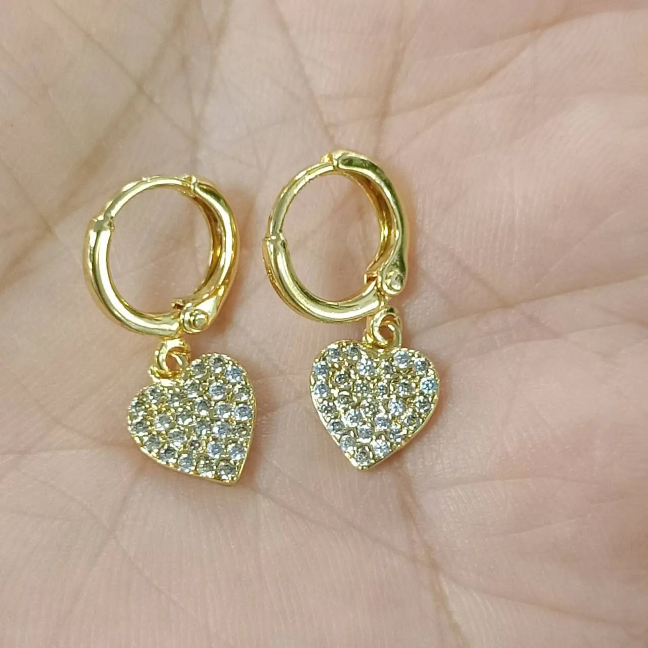 Neue Mode vergoldete kleine Zirkonia-Hugs gute Preise koreanische Hoop-Ohrringe 18K vergoldete Liebesherz-Ohrringe