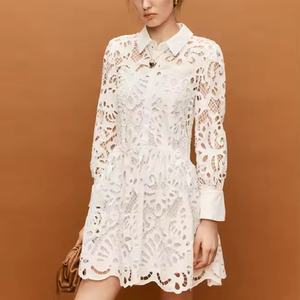 เดรสลำลองคุณภาพสูงมาใหม่สำหรับฤดูใบไม้ร่วง แขนยาว ปกคอเสื้อพับได้ แต่งลูกไม้ลายดอกไม้ ผ้าลินินผสมฝ้าย สีขาว เรียบหรู - Product Image 5