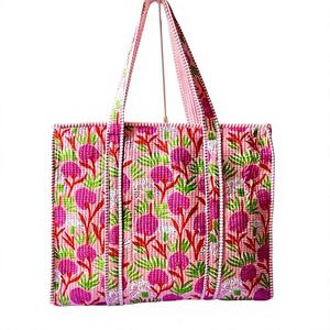 Sac fourre-tout en coton matelassé à imprimé floral fait main avec ouverture supérieure pour un usage quotidien, sac à bandoulière tendance en provenance du Rajasthan - Product Image 1
