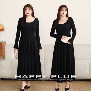 ชุดเดรสยาวทรงเข้ารูปคอวี แขนยาว สีดำ ไซส์พลัส สำหรับผู้หญิง แบรนด์ Happy Plus ทรงกระโปรงบาน สีพื้น เรียบง่าย - Product Image 4
