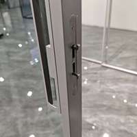 Portes et fenêtres intérieures en aluminium sur mesure avec double vitrage, design minimaliste, surface finie pour salle de bain et cuisine