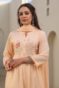 Algodón puro con bordado Trabajo Anarkali Top con pantalón y Dupatta - Product Image 4