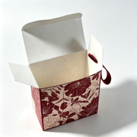 Boîte cadeau de mariage écologique avec poignée en cuir, estampage à chaud, dorure à chaud, revêtement UV, service de conception gratuit, vente directe d'usine, boîte à rabat