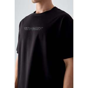 เสื้อยืดผู้ชายพิมพ์ลาย Air Jones สีดำทรงโอเวอร์ไซส์ ผ้าคอตตอนผสมเนื้อนุ่มหนา สไตล์ลำลองแนวสตรีท เหมาะสำหรับใส่ในชีวิตประจำวัน - Product Image 3