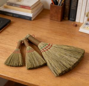 Escobas de Paja de Alta Calidad al por Mayor, Escobas de Hierba Hechas a Mano de Estilo Retro para Limpieza - Product Image 1