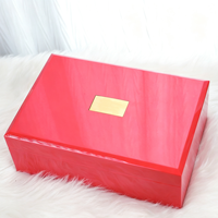 Boîte à bijoux rectangulaire en laque piano rouge brillante personnalisée, plaque de logo dorée, fermeture magnétique, design simple, cuir PU