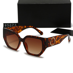 Nuovi <span class=keywords><strong>Occhiali</strong></span> <span class=keywords><strong>da</strong></span> <span class=keywords><strong>Sole</strong></span> Polarizzati <span class=keywords><strong>da</strong></span> <span class=keywords><strong>Donna</strong></span> alla Moda, Protezione UV380, Montatura Larga con Decorazione ad Anello e Contrasto di Colore 95073 - Product Image 1