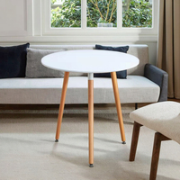 Table basse ronde moderne avec plateau en MDF blanc et pieds en hêtre, design compact et léger pour le salon
