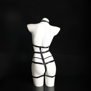 Combinaison en cuir verni avec détail chaîne pour femme, tenue de club sexy, tissu extensible, design à entrejambe ouvert - Product Image 3