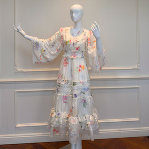 Robe <span class=keywords><strong>longue</strong></span> évasée taille haute à col en V, manches bouffantes, imprimé patchwork, volants floraux et blocs de couleur, style vacances à la française, collection Printemps Doux - Product Image 2