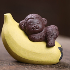 Figurine en céramique Zisha Tea Pet Monkey Banana Ornament, décoration de table en argile violette - Product Image 1