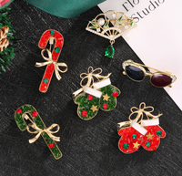 Broche de aleación de moda con diseño navideño de dibujos animados, microincrustaciones de diamantes de imitación, diseño de campana y trineo, insignia conmemorativa, venta al por mayor personalizada