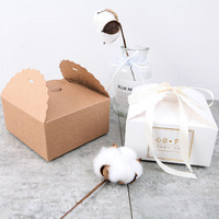 Dossiers cadeaux personnalisés en carton écologique brun et blanc, bord festonné, avec ficelle/lien, marque Huicai, fabriqués en Chine pour les fêtes de mariage