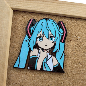 Prodotti di animazione all'ingrosso <span class=keywords><strong>Miku</strong></span> ragazze Figure perni in lega di metallo cartone animato Anime spilla spilla distintivo sacchetto di stoffa decorazione regalo - Product Image 3