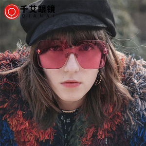 Gafas de Sol Cuadradas Qianai para Mujer, Montura Dorada, Lentes con Protección UV Tipo 3, Moda, Viajes, Escenario - Product Image 3