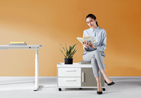 Armoire de classement modulaire en bois clair avec portes en verre trempé et étagères ouvertes pour espace de travail commercial